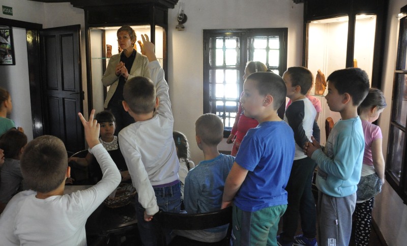 Директорка Центра за културу Зорица Атић разговора са децом о изложби