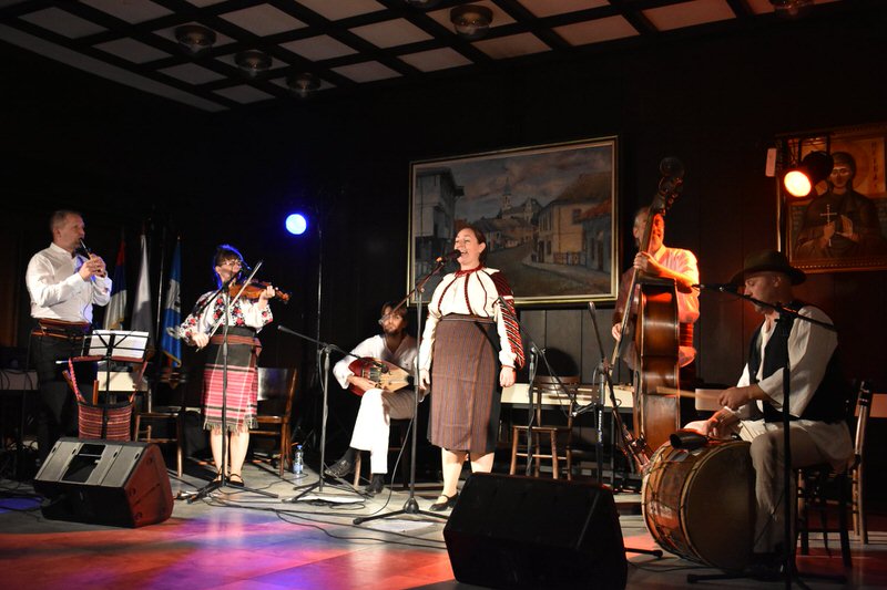 Изложба „Кроз прелом“ и музика Чанго-Мађара у Гроцкој