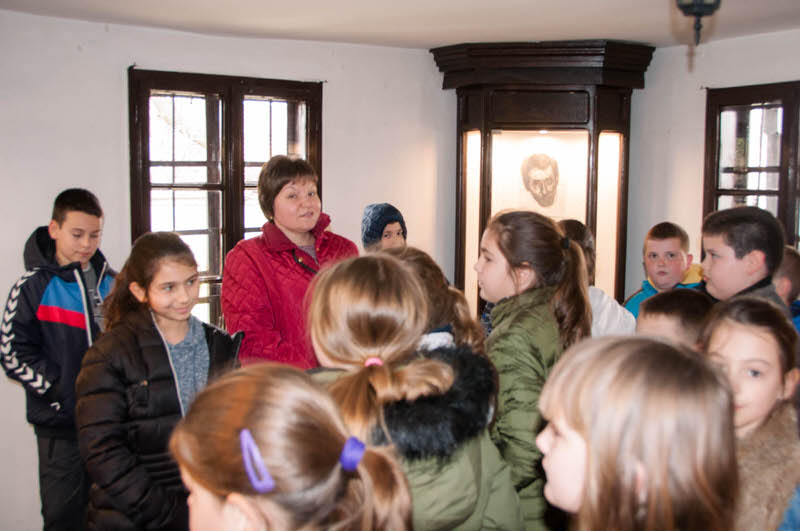 Ђаци из Гроцке у посети изложби портрета у Ранчићевој кући