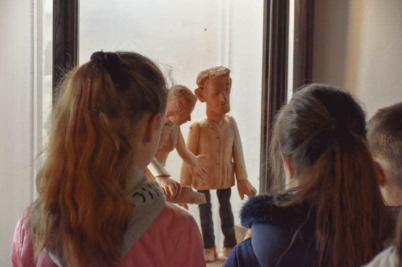 Трећи разред из Гроцке у посети изложби скулптура у дрвету