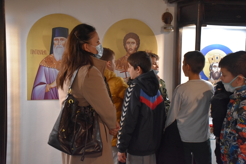 Четврти разред у посети изложби „Свети Срби“ у Ранчићевој кући