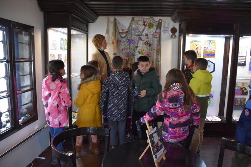 Ђаци и предшколци из Гроцке на изложби „Ликовно путовање“