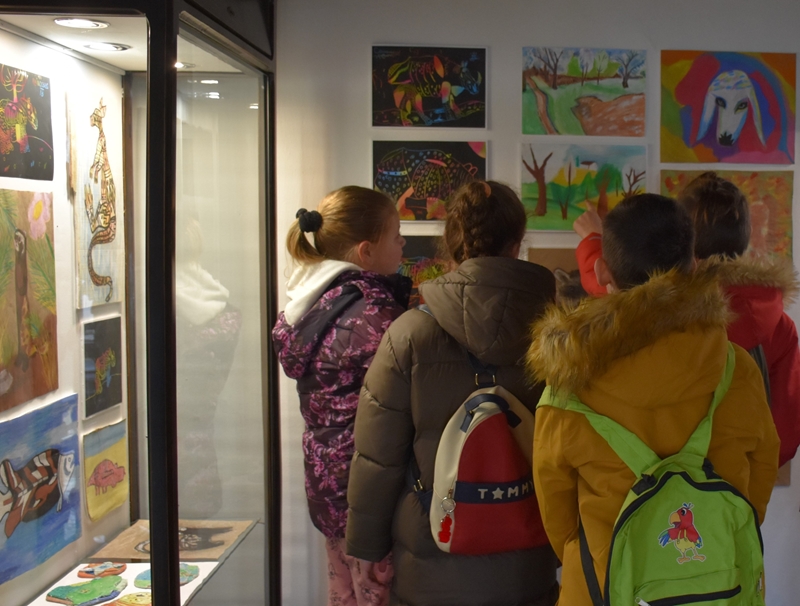 Деца из Заклопаче на изложби „Ликовно путовање 2022.“